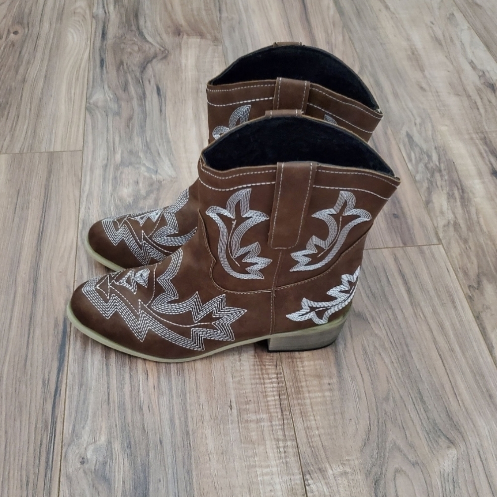 Brown cowgirl boots with white embroidery